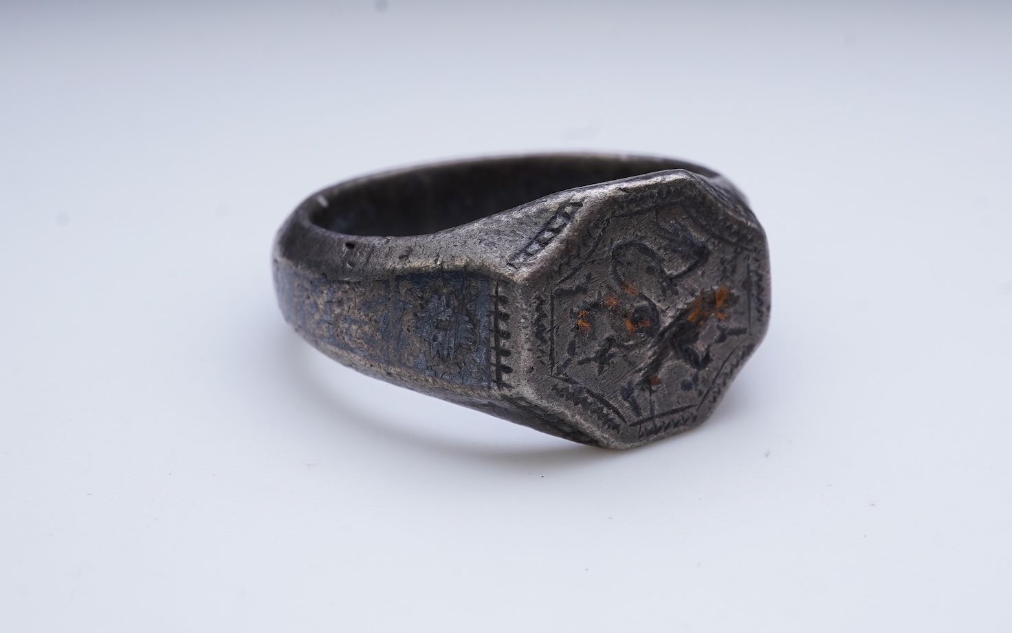 A heraldic signet ring, England, 15th/16th century